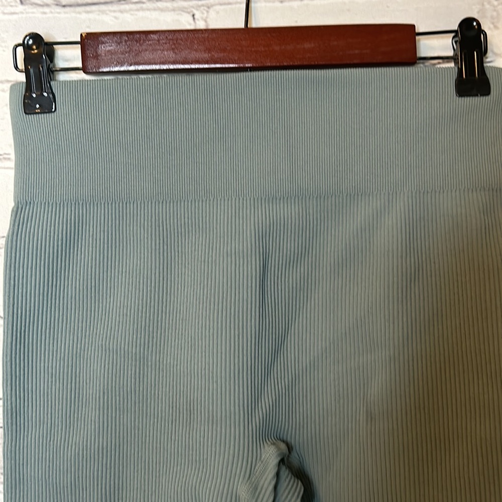 Two-Piece Ribbed Green Exercise Set Size Medium Excellent Condition - Picture 7 of 11